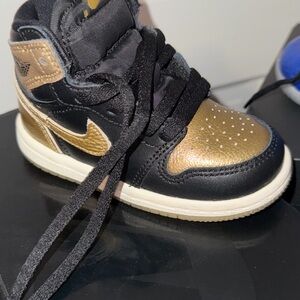 Nike Kids Black and Gold Sneakers
